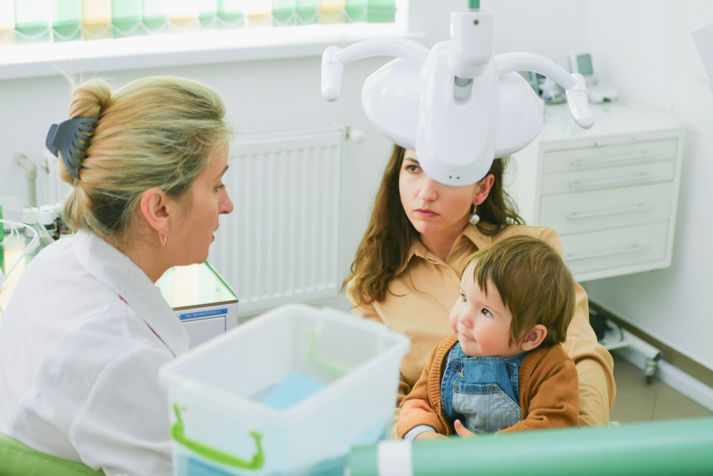 Mother-with-the-baby-talking-to-the-pediatrician